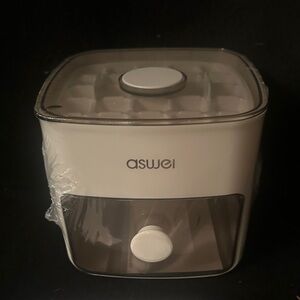 White Ice Cube Maker